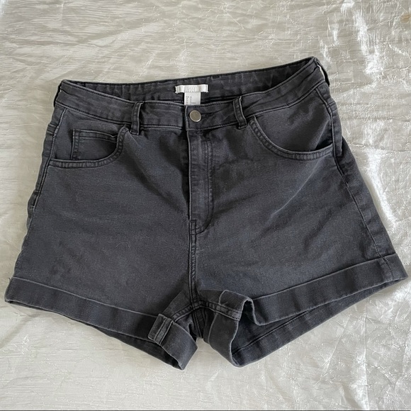 ❤️‍🔥3/$22❤️‍🔥 H&M high rise faded black / dark grey jean shorts - Picture 2 of 7